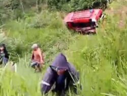 Bus AKDP Tampalo Terjun ke Jurang di Solok