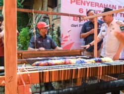 Dukung Pemberdayaan Masyarakat, PT Semen Padang Serahkan Bantuan Alat Tenun ke Dolas Songket