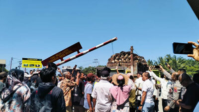 Sejumlah masyarakat menghadang truk bermuatan sawit di gerbang PT LIN di Kinali, Pasaman Barat. (ist)