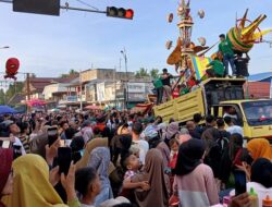 Ribuan Orang Saksikan Tabuik Naiak Pangkek