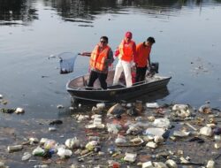 Sampah di Danau Cimpago Dibersihkan, BWS V Sumatera Serahkan Perahu ke Pemko Padang