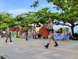 Satpol PP Tertibkan Pedagang Nakal di Pantai Padang