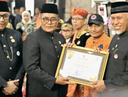 Gubernur Mahyeldi Terima Penghargaan dan Pin Emas Tokoh Masyarakat dalam Peringatan HJK Padang ke-355