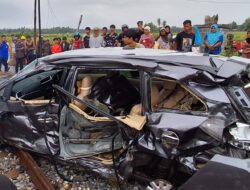 Di Pariaman, Tertabrak Kereta Api Dua Penumpang Mobilio Tewas