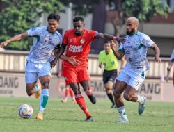 Semen Padang FC Raih Kemenangan Perdana, Kanneth Ditandu Keluar