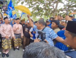 Tunggangi Vespa Klasik, Agung dan Markariuz Resmi Mendaftar di KPU Pekanbaru