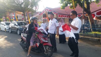 Diskominfo Pessel Bagikan Bendera