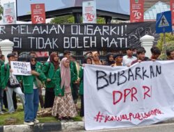 Aksi Kawal MK, Mahasiswa dan Akademisi Demo di DPRD Sumbar