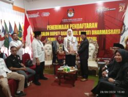 Sembilan Parpol dan Ratusan Masyarakat Antar Annisa-Leli Arni ke KPU Dharmasraya