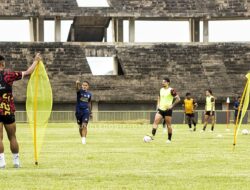 Ditunjuk Jadi Pelatih Caretaker, Hengki Ardiles Langsung Pimpin Latihan 