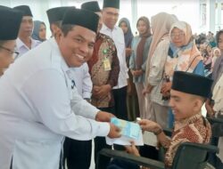 Bupati Padang Pariaman Salurkan Bantuan Baznas