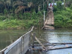 Jembatan Ambruk, Puluhan Rumah dan Sekolah di Dharmasraya Terisolasi