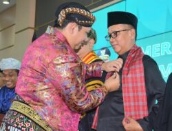 Direktur Utama PT Semen Padang Terima Gelar Kehormatan Kanjeng Raden Tumenggung Notopratomo