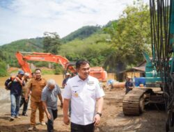 Bupati Tinjau Pembangunan Jembatan Gantung 