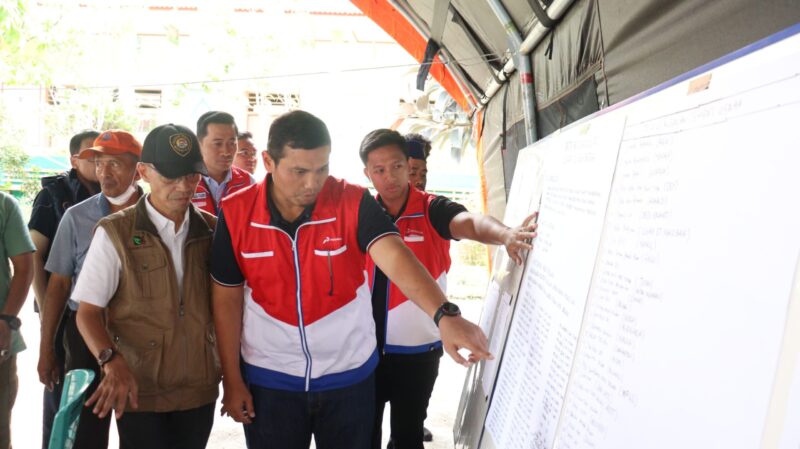 EGM PT Pertamina Patra Niaga Regional Sumbagut, Freddi Anwar saat melihat data kerusakan, korban dan kerugian akibat bencana alam banjir lahar dingin di Kabupaten Agam. (Ist)