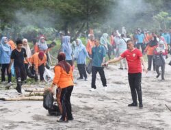 Pemko Pariaman Kerahkan Honorer Goro Bersihkan Sampah Pantai Kata