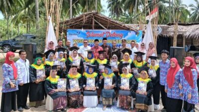 Lulus Sekolah, 47 Lansia di Pessel Diwisuda