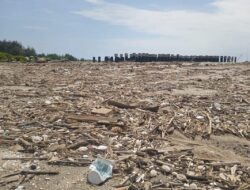 Pantai Pariaman Penuh Sampah