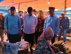 Borong Dagangan, Mahyeldi Ajak Pengunjung Pasar Raya Sungai Tambang Hindari Pinjol