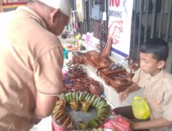 Jadi Tulang Punggung Keluarga, Fadli  Siswa SD Di Tiku Jual Lapek Di Pelataran Masjid