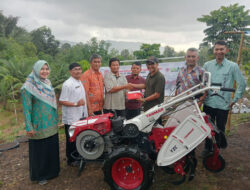 PT Semen Padang Dukung Produktivitas Petani Padayo dengan Bantuan Hand Traktor