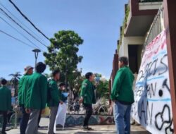 Mahasiswa Unand Demo di PN Padang, Desak Pengadilan Segera Selesaikan Kasus Korupsi Dana Kemahasiswaan