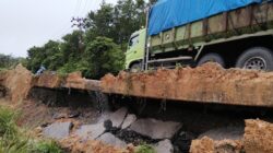 Jalan Lintas Sumatera Kilometer 6 Dharmasraya Terancam Ambruk