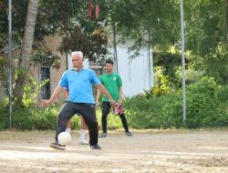 Awali Kampanye, Mahyeldi Main Futsal Bareng Warga Pariaman