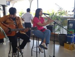 Kereta Api Makin Asyik, KAI Sumbar Hibur Penumpang dengan Live Music