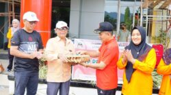 DPW Dharmasraya Bagikan Kebutuhan Pokok untuk Lansia Kurang Mampu